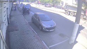 Девочка выбежала под грузовик в Твери, водителю удалось избежать наезда ценой, однако.