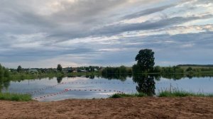 Walking through the beautiful village: красивый пруд, рыбаки на месте