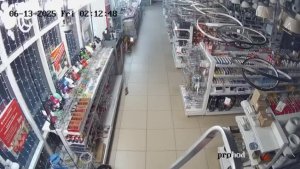 Пьяный подросток на угнанном автомобиле ночью влетел в витрину магазина.