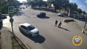 Неудачная попытка женщины-водителя кроссовера в Волжском