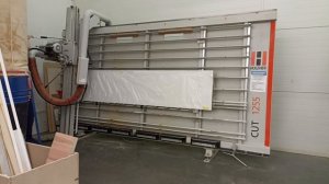 на распиле стеновой панели