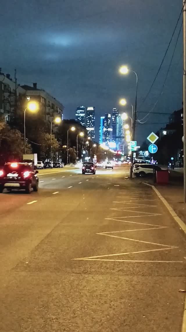 Ночная Москва 25.10.2024 (21:12) (м. Полежаевская). Ул. Куусинена с видом на Ночную Москва Сити..