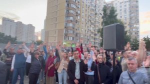 Более тысячи жителей Марфино пришли на встречу с депутатом МГД Николаем Зубрилиным.