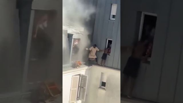 Видео спасения двумя мужчинами семьи из горящего дома в Париже облетает мировые соцсети