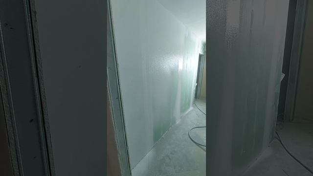 нанесение шпатлевки на стену