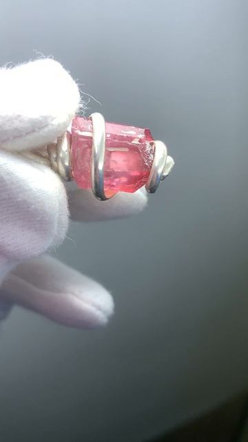 Турмалин рубеллит кристалл в серебре - кулон