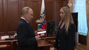 Владимир Путин передал Жанне Гудковой – вдове Героя России генерал-майора Михаила Гудкова – медаль