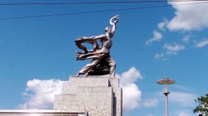 Символ ВДНХ и кинокомпании Мосфильм. Очень интересный видос.