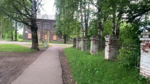 Walking through the beautiful village: прогулка по аллее