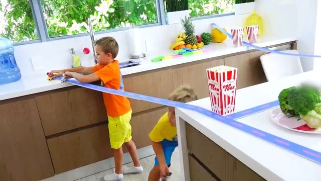 Влад и Ники играют с мини скейтами и игровыми наборами Hot Wheels