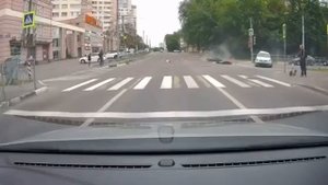 В Раменском байкер влетел в таксиста, выехавшего на красный