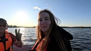 Активный отдых. Плаваем на весельной лодке.