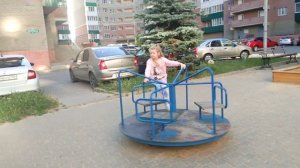 Девочки учатся прыгать через скакалку и просто хорошо проводят время