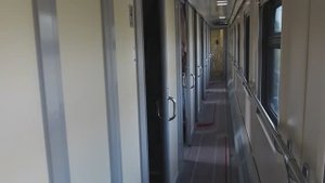 В современном купейном вагоне российского поезда.