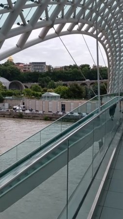 Мост Мира в Тбилиси Грузия.