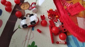 играем в игрушки красного цвета