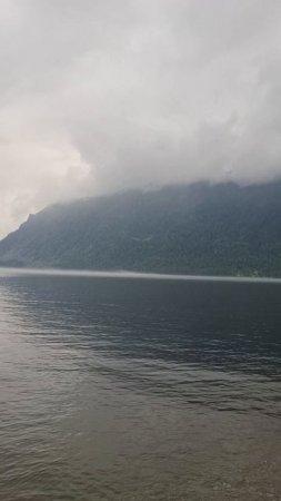 Туристы приплыли к водопаду на Телецком озере: живые эмоции и красота Алтая 🚤🌊
