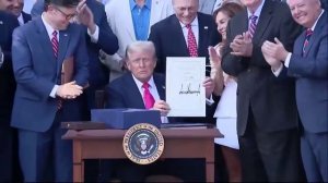 Трамп подписал новый законопроект: Увеличение потолка госдолгпюа, военных расходов, снижение налогов
