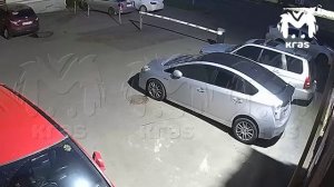 В Красноярске камера засняла жуткий обвал асфальта у пятиэтажки на Бограда