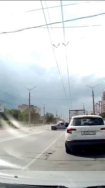 Момент аварии в Омске на улице Дианова