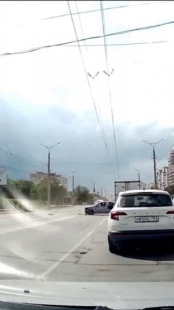 Момент аварии в Омске на улице Дианова