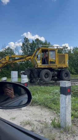 Хитрое приспособление для колес: экскаватор передвигается по рельсам.