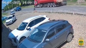 В Краснодарском крае женщина на "Хавале" пошла на таран фуры.