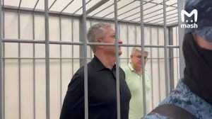 не смешно а он лыбится