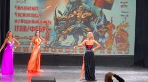 На сцене фит-модели. Дефиле в вечерних платьях - также выполняются 4 поворота на 90 градусов