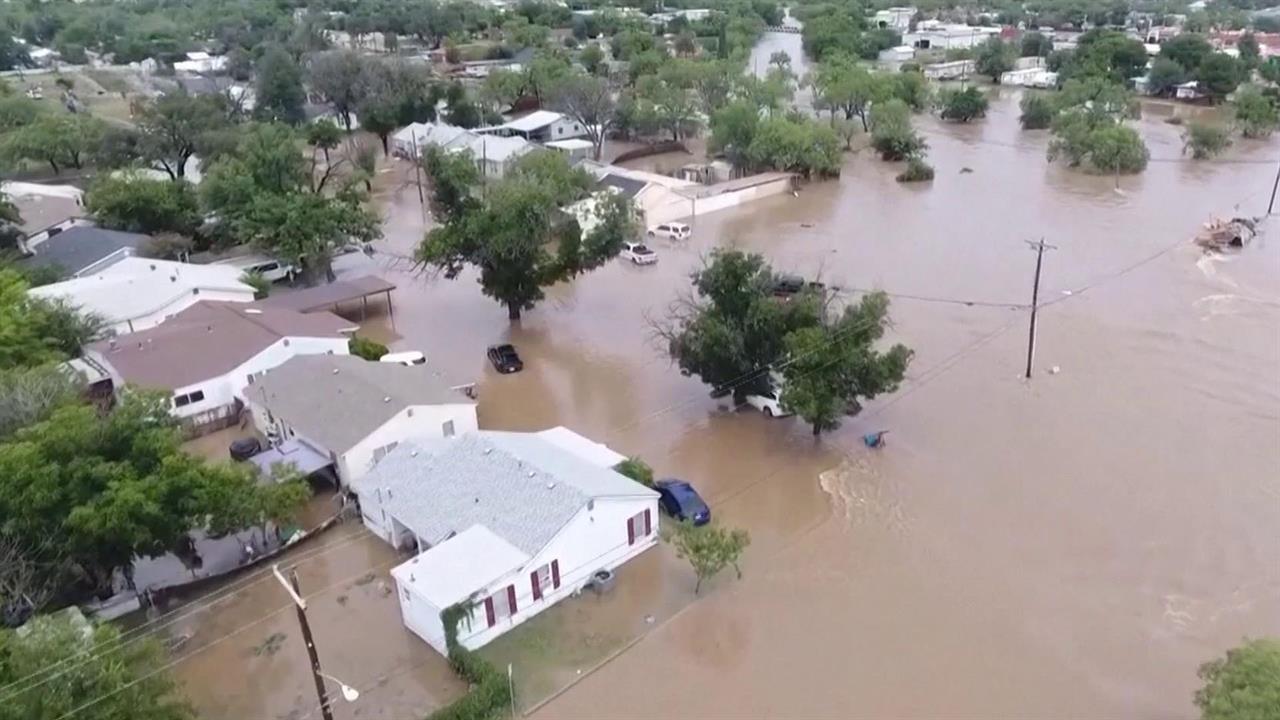 В Техасе растет число жертв сильнейшего наводнения