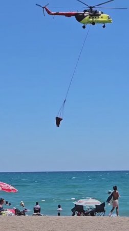 Невероятное зрелище: вертолёт набирает воду прямо с пляжа. ТУРЦИЯ 2025. #türkiye2025