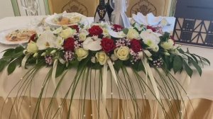 Композиция на президиум молодых из роз и орхидей.