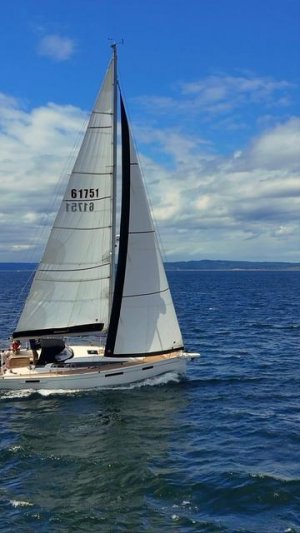 🌊 Парусник скользит по водам Пьюджет-Саунда ⛵
Снято на DJI Mini 4 — парусное судно легко и грациозн
