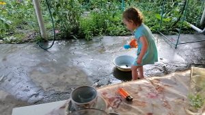 Мы у сватов в станице под Краснодаром. Внуки развлекаются водой. Жара. Крутой отдых. 2й день гостим