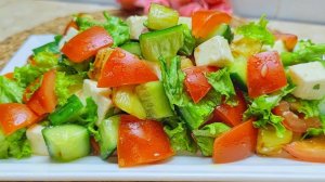 Летний овощной салат с кусочками сыра