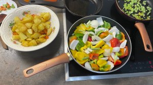 Грудинка с овощами на сковороде