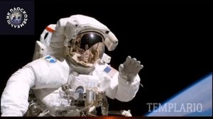 Почему нет ни одного видео где космонавт поворачивает свою камеру на 180 или 360 градусов?