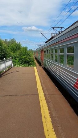 Отправление электропоезда ЭТ2М на платформе "Лосево"