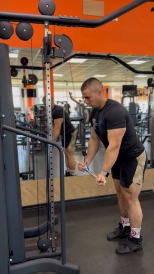 Разгибание рук в блоке обратным хватом