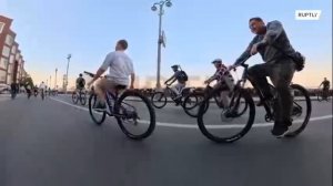 Тысячи велосипедистов проехали по вечерним улицам Москвы.