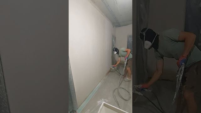 нанесение фактурной краски на стену "шубка"
