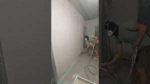 нанесение фактурной краски на стену "шубка"