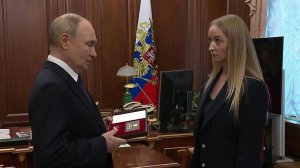 В. Путин передал "Золотую звезду" Героя России вдове погибшего заместителя главкома ВМФ М. Гудкова.