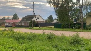 Walking through the beautiful village: красивое небо прекрасного дня