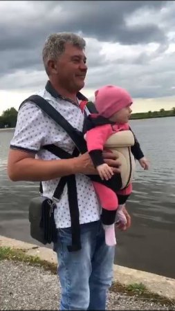 Ника с дедушкой гуляет.