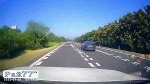 Электромобиль опрокинул большегруз в Китае