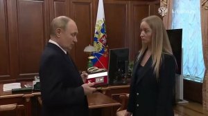 Путин вручил вдове первого в истории дважды Героя России генерала Гудкова вторую медаль «Золотая Зве