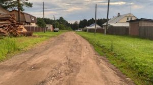 Walking through the beautiful village: тихая улочка поселка