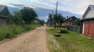 Walking through the beautiful village: дорога из щебня
