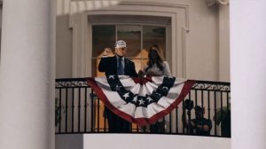 4 июля на день Независимости США Трампы выходят из черного куба.